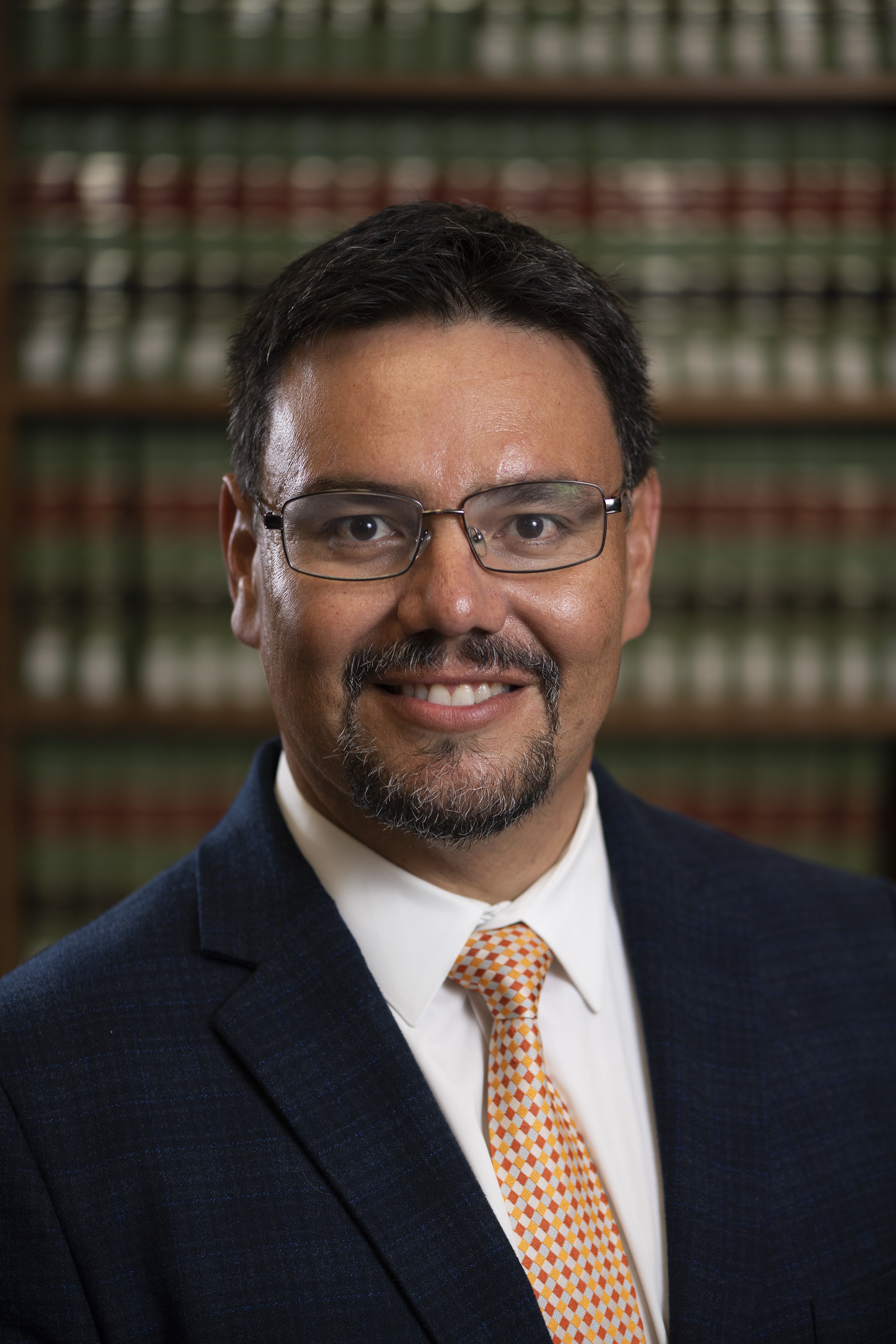 Hector Linares headshot